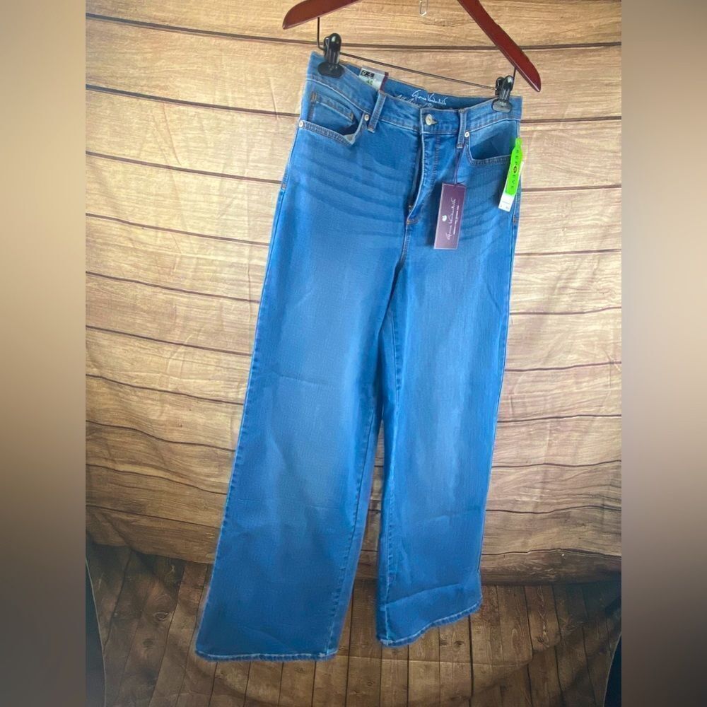 Ladies NWT size 8 average fit overall slimming jeans by Gloria Vanderbilt